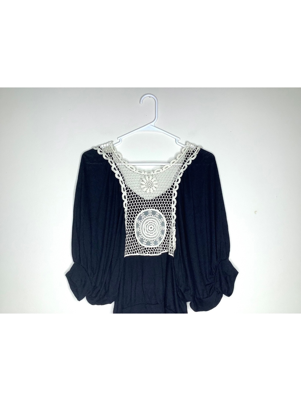 < Love Notes Black Blouse With Cream Crochet Back Panel Size Medium > - Picture 3 of 7